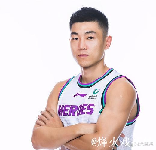 高诗岩17+9山东险胜新疆 齐麟17分李炎哲15分